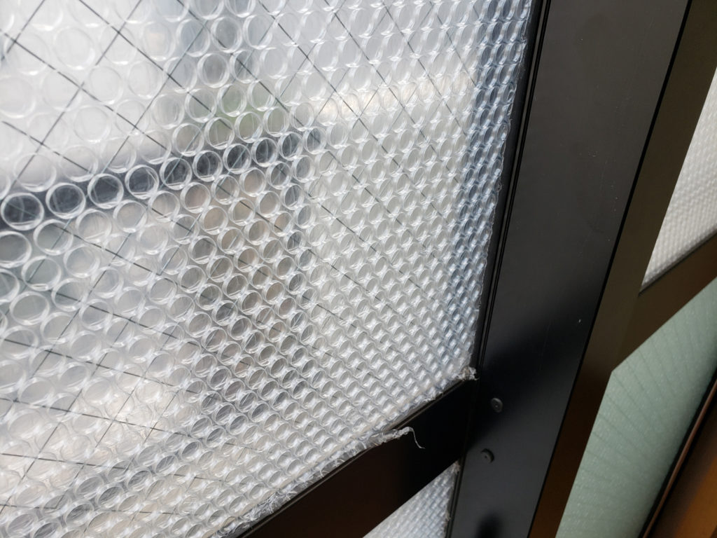 ポリカ中空ボードで二重窓防寒対策(窓ガラス-断熱シ-トによる対策)