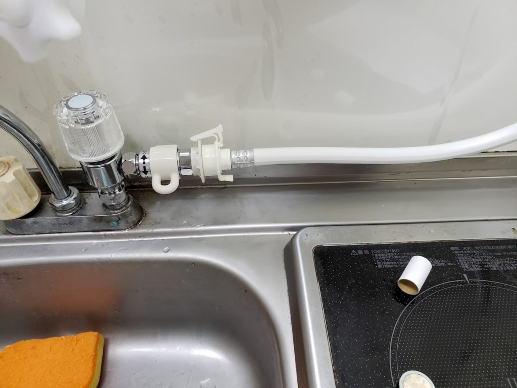 ミニキッチンにプチ食洗機を設置(分岐水栓と給水ホースの接続)